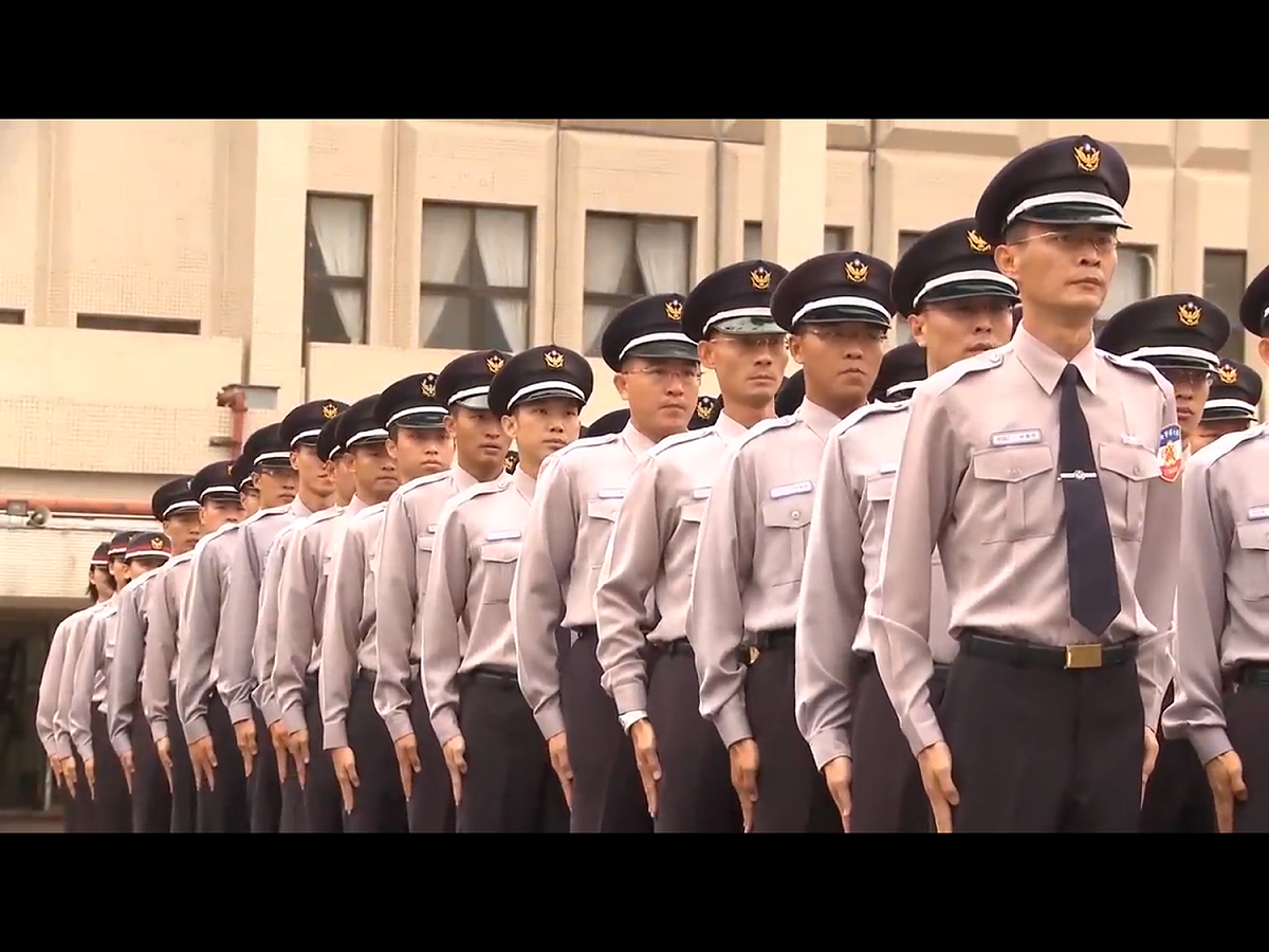 警大表示，在進行第2節的考試時，一名服務於桃園市警局局本部的二線三星陳姓警官，遭監考官發現攜帶寫有考試相關內容的墊板進入試場使用，監考人員在確認其作弊行為後，陳姓警官的「警察法規與行政程序法」科目不予以計分。圖為警察大學簡介中，學生操課情形。 圖：翻攝自Youtube