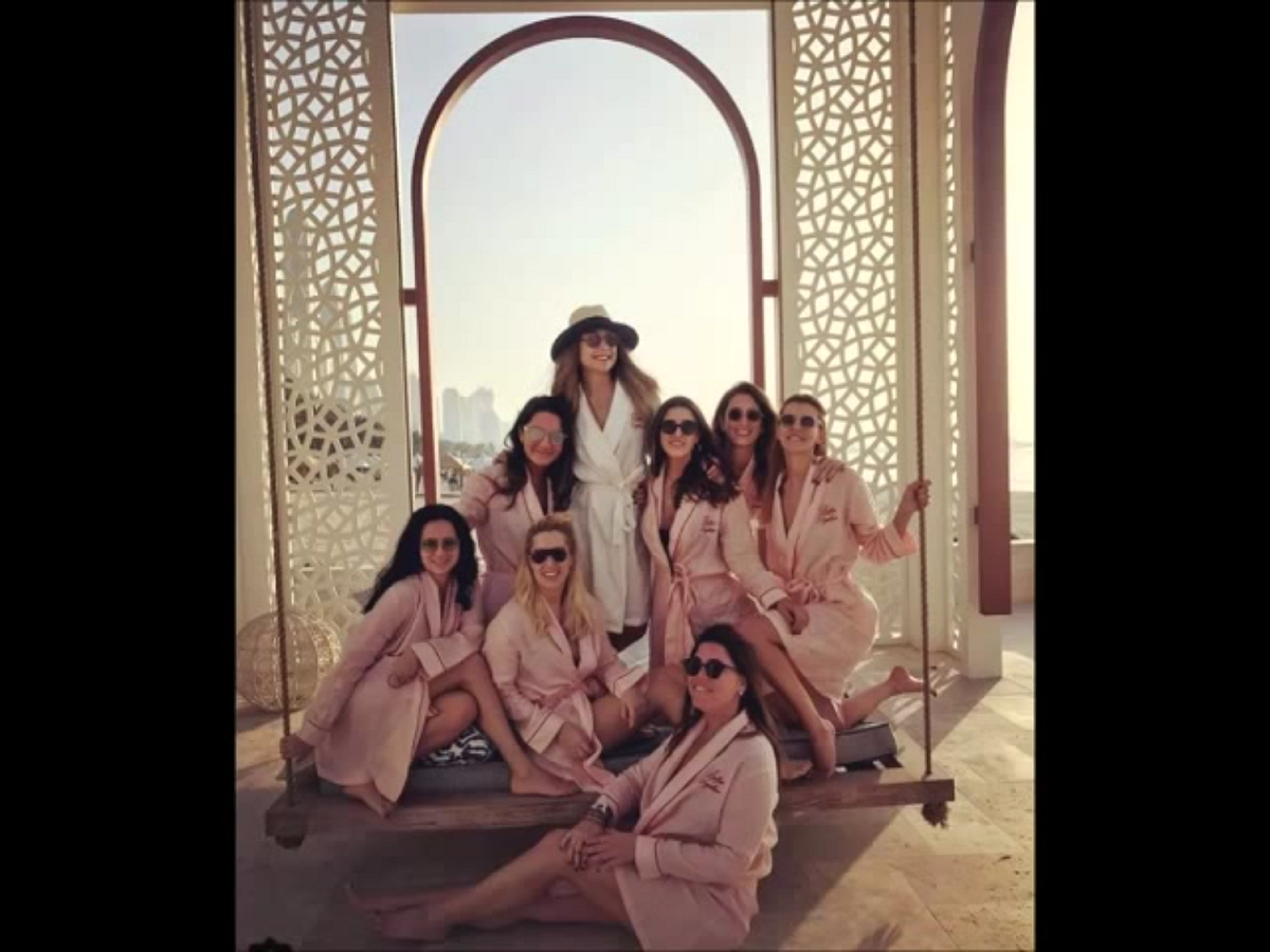 乘客包括巴薩朗28歲女兒米娜（Mina）與她的7名友人，米娜將於下月結婚，她們前往杜拜幫她辦告別單身派對。 圖：翻攝自Youtube