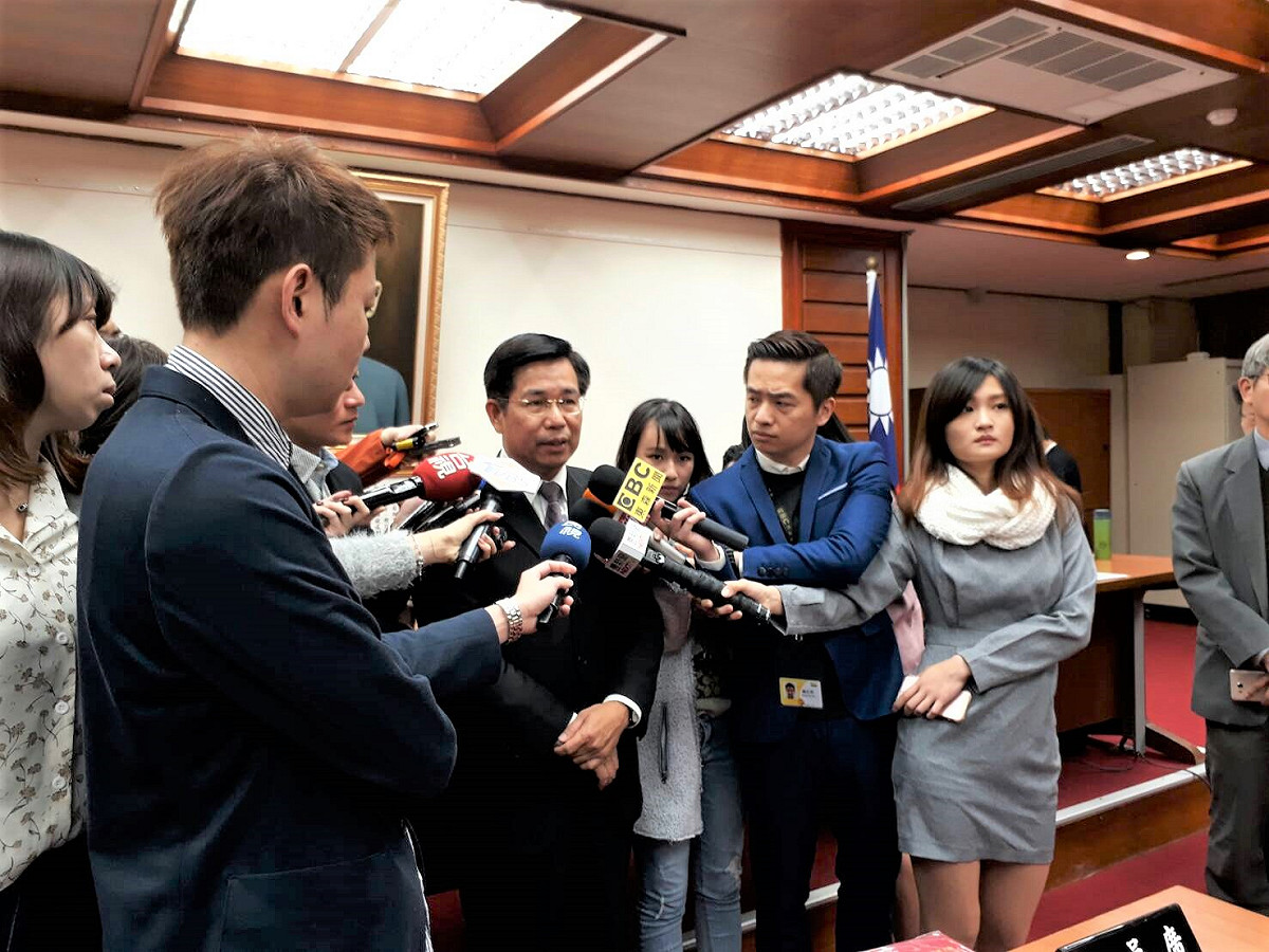 大學校長遴選爭議多，教育部長潘文忠表示，針對大學校長遴選缺失，教育部已啟動「大學法」檢討與修法。 圖:張良一／攝