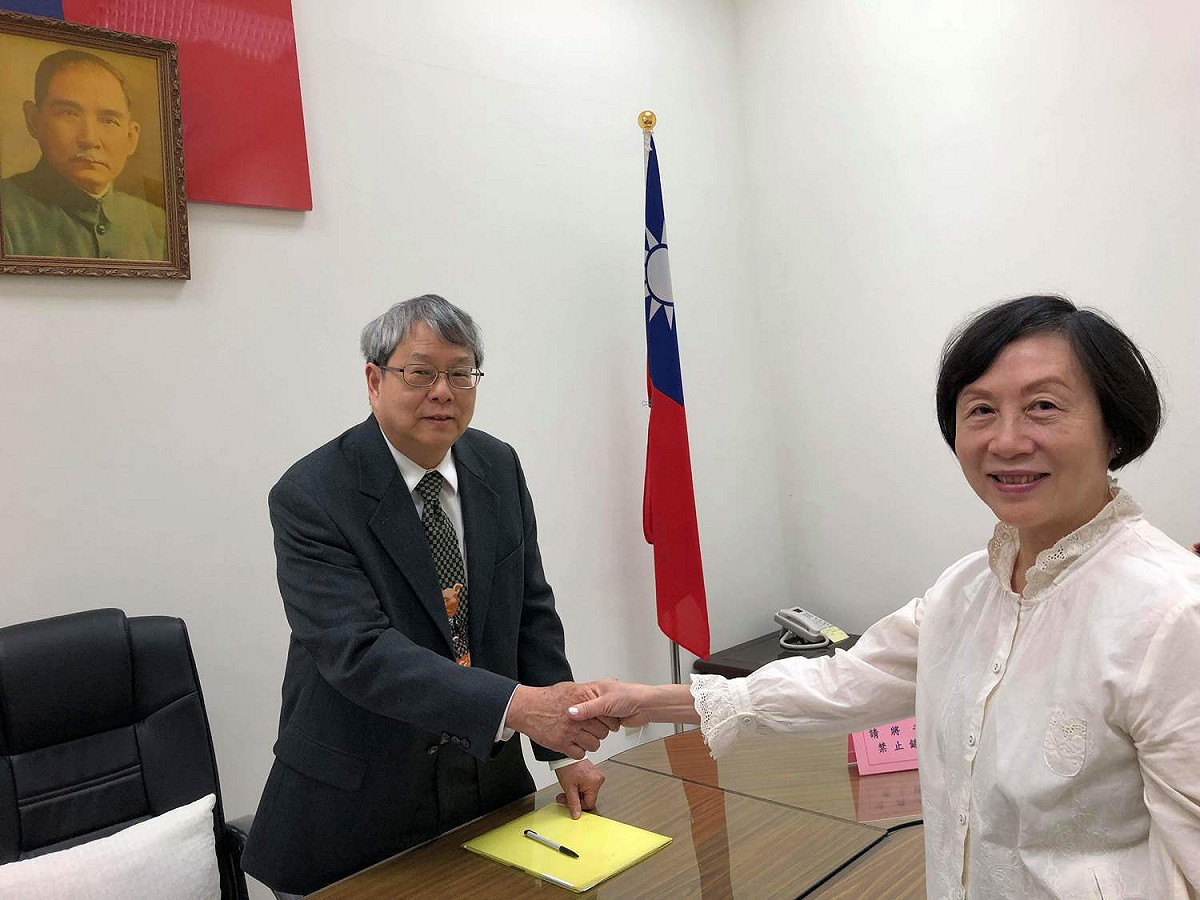 草山生態文史聯盟召集人文海珍向監察委員陳師孟陳情。 圖：草山生態文史聯盟提供