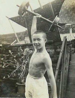城仲模副院長攝於長榮中學初三時，可一手擎住小火車鐵輪。 圖：城仲模/提供