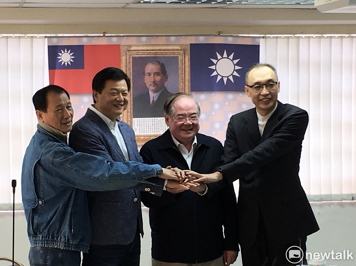 周錫瑋、金介壽、侯友宜選舉辦公室主任謝政達及市黨部主委李乾龍，在國民黨新北市黨部市長初選第2次協調會會前握手高呼團結。 圖: 林昀真/攝