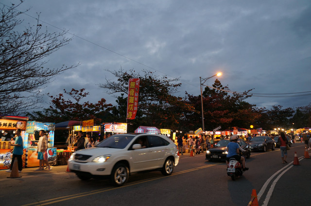 省道台26線墾丁大街長期遭違規攤販擺攤佔用公車站停等區，造成旅客上下車困難、交通擁塞及環境髒亂等多重問題。 圖 : 翻攝自pixnet
