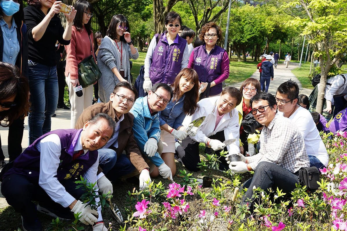 台北市副市長陳景峻今(12)日親手種下杜鵑花、響應植樹節精神。 圖：台北市政府/提供