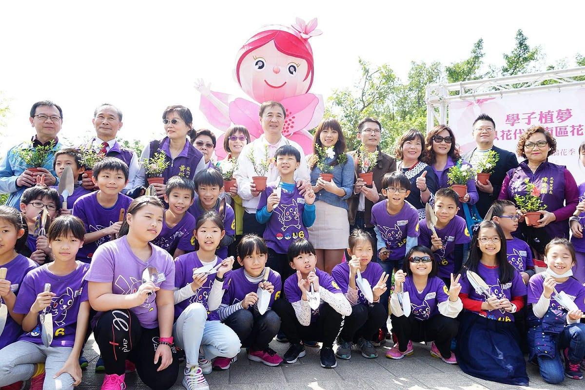 為宣傳杜鵑花季，台北市副市長陳景峻、在地里長及龍安國小學生今天「以花代樹」，響應植樹精神。 圖：台北市政府/提供