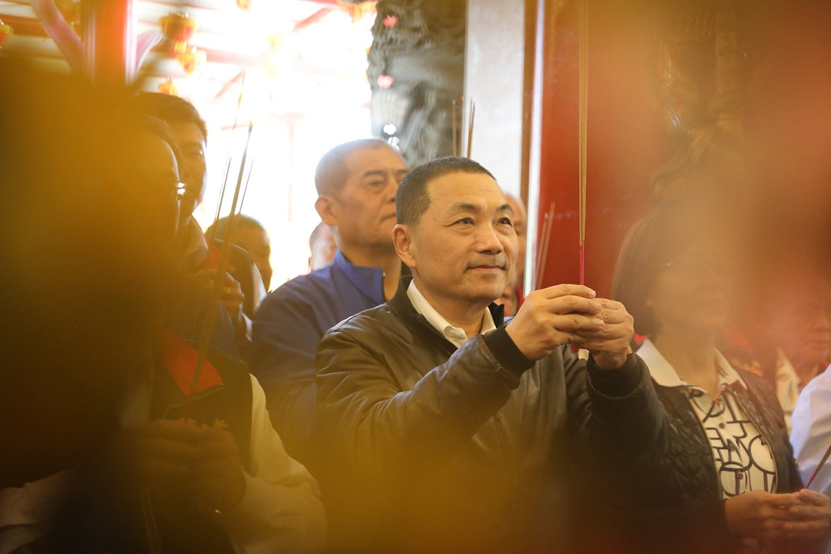 侯友宜前往淡水慈玄宮參拜，認為市政是用雙手雙腳拚命做來做，讓市民認同卡實在。 圖: 侯友宜競選辦公室/提供
