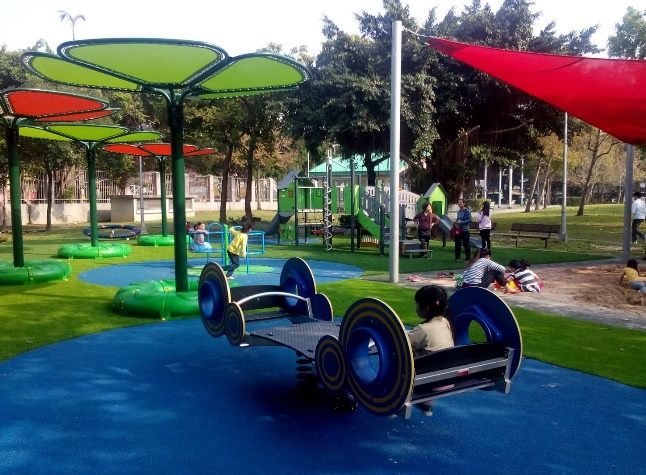 立農公園位於台北市北投區內承德路七段與吉利路口，擁有交通便利的優點，靠近捷運唭哩岸站，公園內設施齊備，例如大型共融式昆蟲搖搖樂。 圖：台北市工務局提供