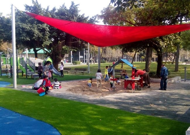 立農公園附有遮陽設施的共融式沙坑環境，讓兒童戲沙過程中培養創意能力，體會最純粹的遊戲樂趣。 圖：台北市工務局提供