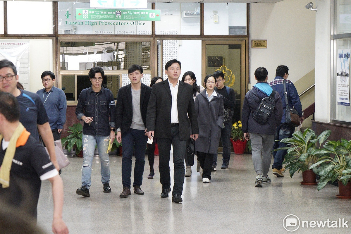318學運高院判無罪，黃國昌、陳為廷等人走出法庭。 圖：張良一/攝