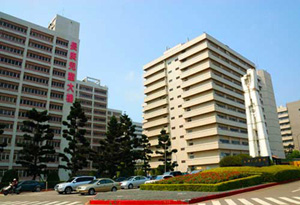 健保署今天公布民國105年度醫院財報，最賺錢、最虧錢醫院分別由林口長庚、嘉義長庚醫院奪冠；整體醫院人事成本方面，也從45%攀升到47%，用於薪資、福利等用途。 圖 : 翻攝自長庚醫院官網