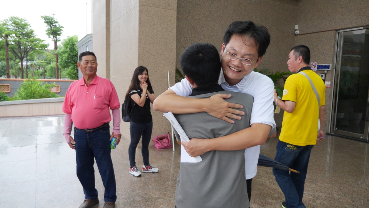 高雄高等行政法院撤銷高市府的震南案環評審查結論，張律師和居民聽聞勝訴歡欣鼓舞。 圖：翻攝自地球公民基金會