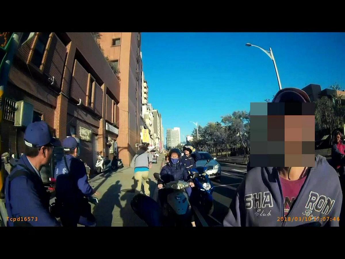 台北市政府警察局保安警察大隊員警向民眾借機車追捕楊姓嫌犯，順利將其繩之以法。 圖：台北市政府警察局保安警察大隊/提供