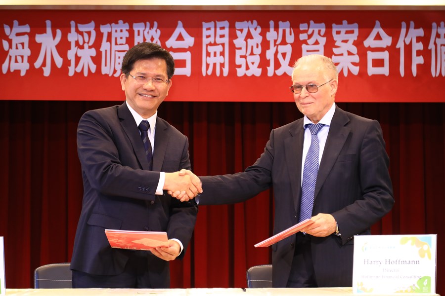 有媒體質疑德國霍夫曼諮詢公司擬於台中港區投資海水採礦的上千億聯合開發案，指出霍夫曼公司是一人公司且資本額並不大。圖為台中市長林佳龍與霍夫曼的簽約照片。 圖 : 翻攝自台中市政府官網