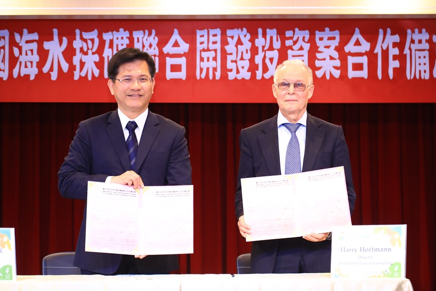 有媒體質疑德國霍夫曼諮詢公司擬於台中港區投資海水採礦的上千億聯合開發案，指出霍夫曼公司是一人公司且資本額並不大。為台中市長林佳龍與霍夫曼的簽約照片。 圖 : 翻攝自台中市政府官網
