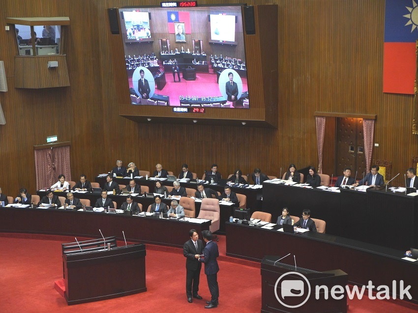 國民黨立委蔣萬安今天（13日）質詢行政院長賴清德時，主動送上「做工的人」書籍給賴清德。 圖：趙婉淳／攝