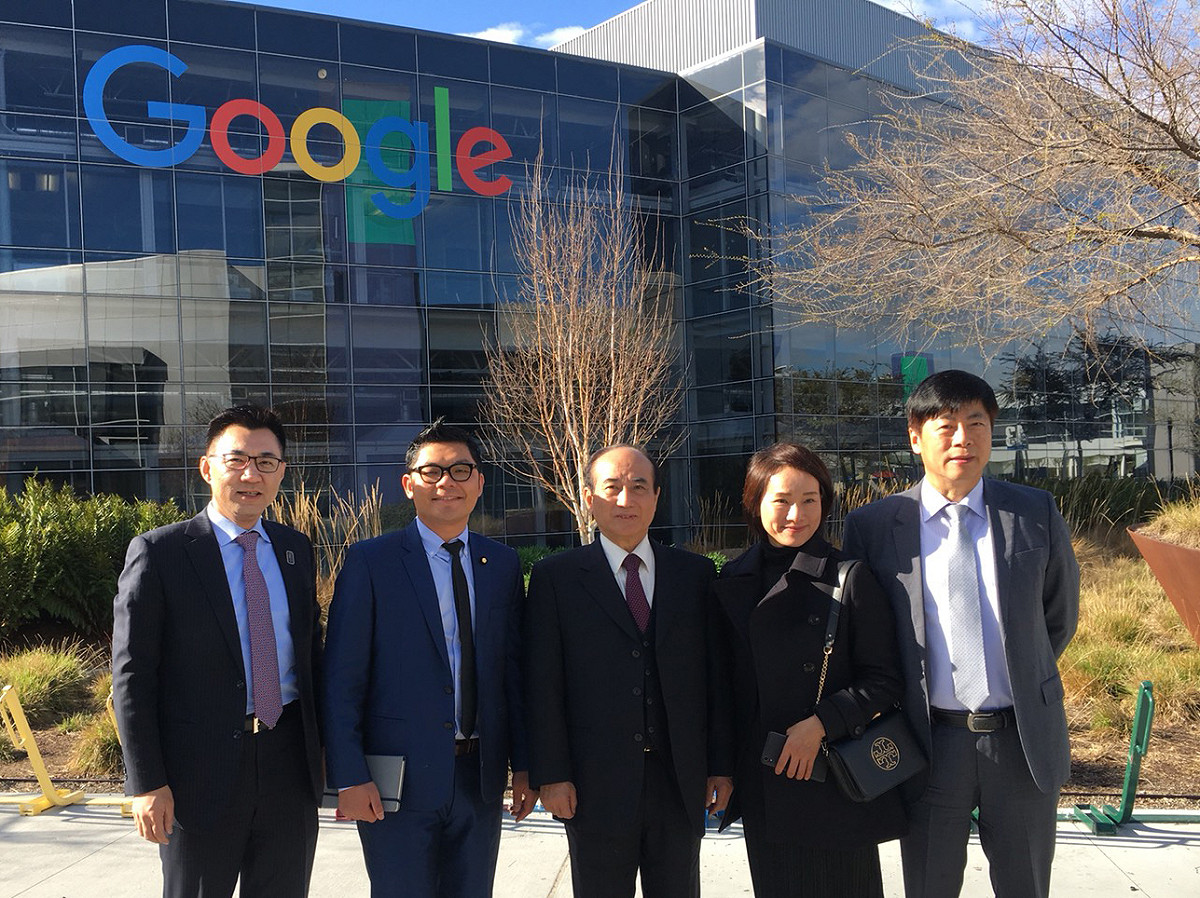 立委們在谷歌Google總部前合影。 圖 : 許毓仁/提供