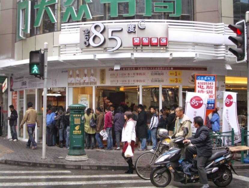 美食-KY旗下咖啡品牌85℃因蔡英文總統親訪美國門市，遭中媒和網友打成台獨企業。今天台股開盤，美食-KY開盤一度被打入246.5元的跌停價。 圖：新頭殼/資料照片