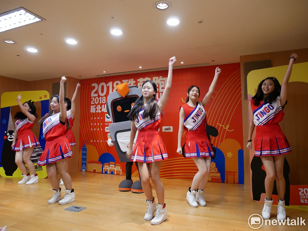 「2018酷萌跑Kuma Fun Run」由新北創客代言人小漾及南強工商自編創客舞蹈，帶領動健康熱身。 圖：王峻昌/攝