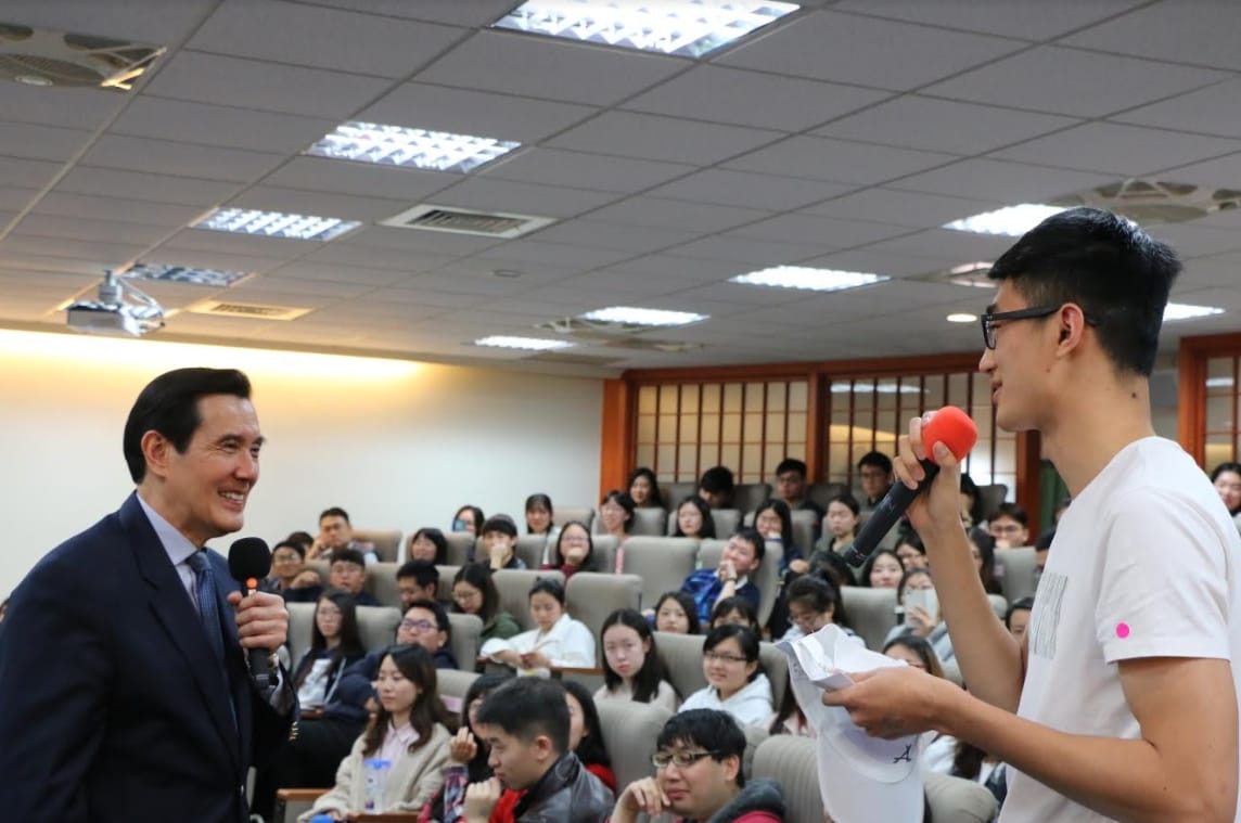 前總統馬英九出席東吳成中校區崇基樓實習法庭演講，期間同學踴躍發問。 圖：東吳大學/提供