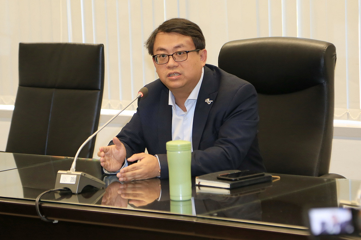 台中市經發局長呂曜志說明與德國霍夫曼諮詢公司合作過程。 台中市政府/提供