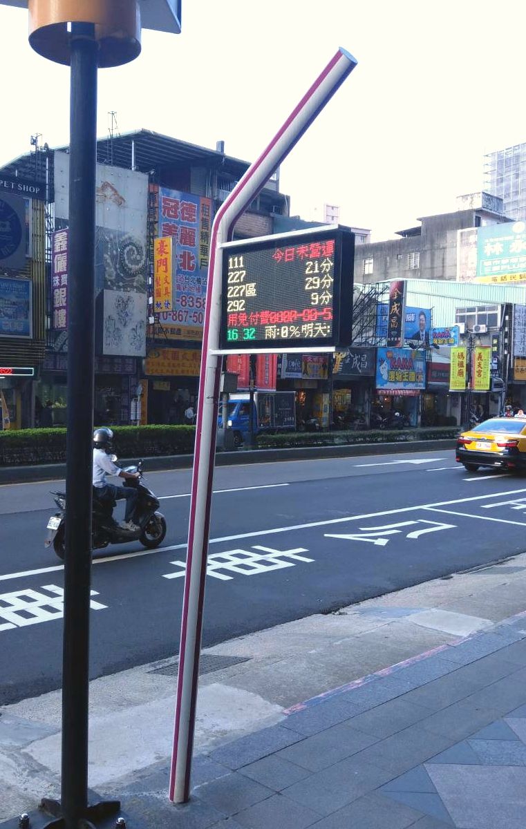 新北市交通局設置的招手站牌。 圖 : 新北市交通局/提供