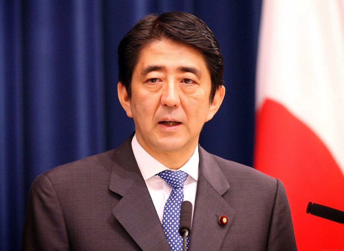 安倍自4月22日起接連出訪法國、義大利，今日抵達位於比利時布魯塞爾的歐盟總部旋風拜會歐洲理事會主席圖斯克（Donald Tusk）及歐盟執委會主席榮科（Jean Claude Juncker），雙方晚間召開歐日峰會，會後發表聯合聲明並共同舉行記者會。   圖 : 翻攝自MBAtics（資料照片）