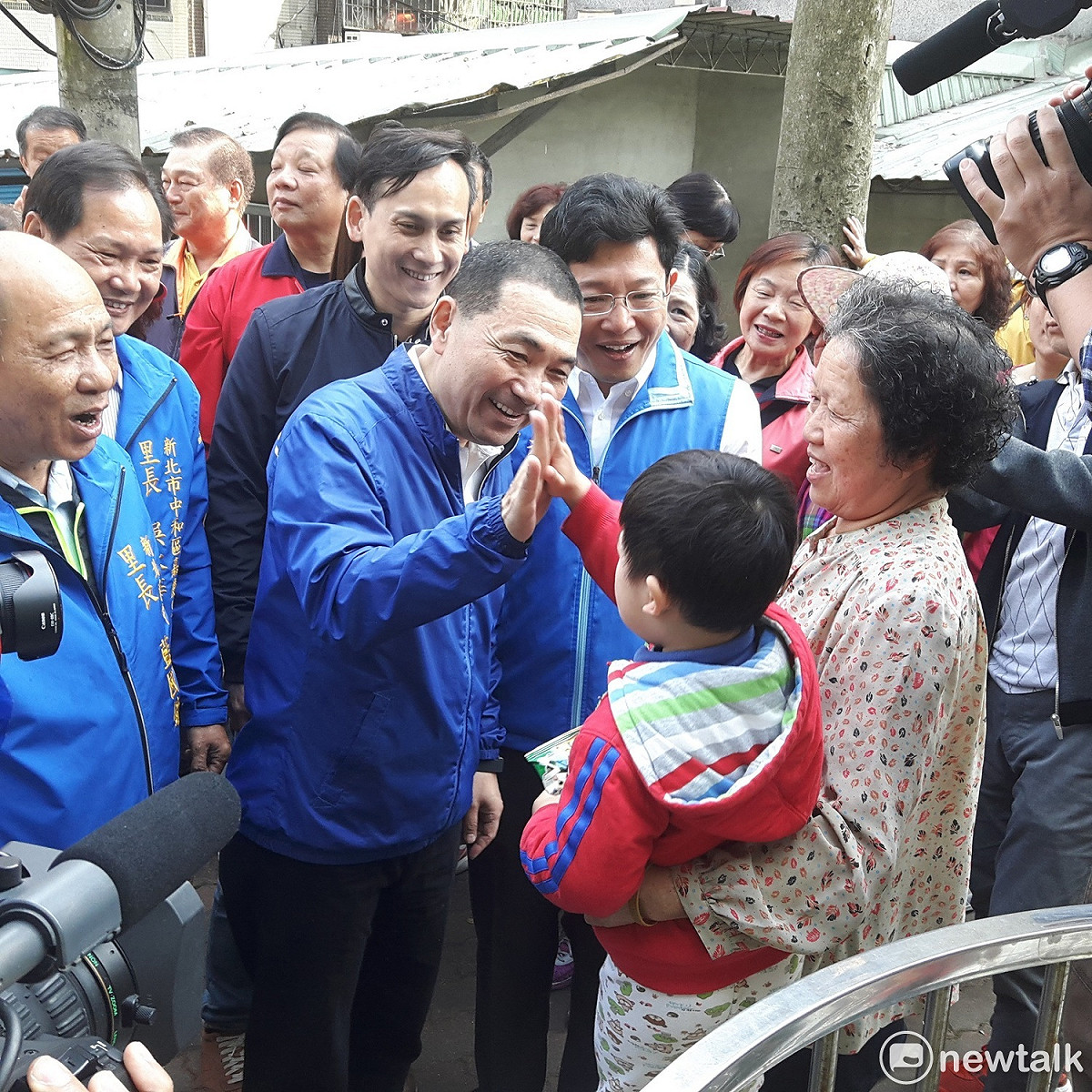 侯友宜14日一早到中和區嘉穗公園與晨運民眾拜票話家常，強調「我內心無愧坦蕩」，不擔心選舉黑函攻擊。。 圖: 林昀真/攝