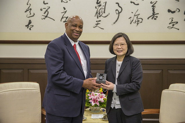 聖露西亞駐台大使艾曼紐（左）即將回國，蔡英文總統今（14）日上午特別接見。 圖：總統府提供