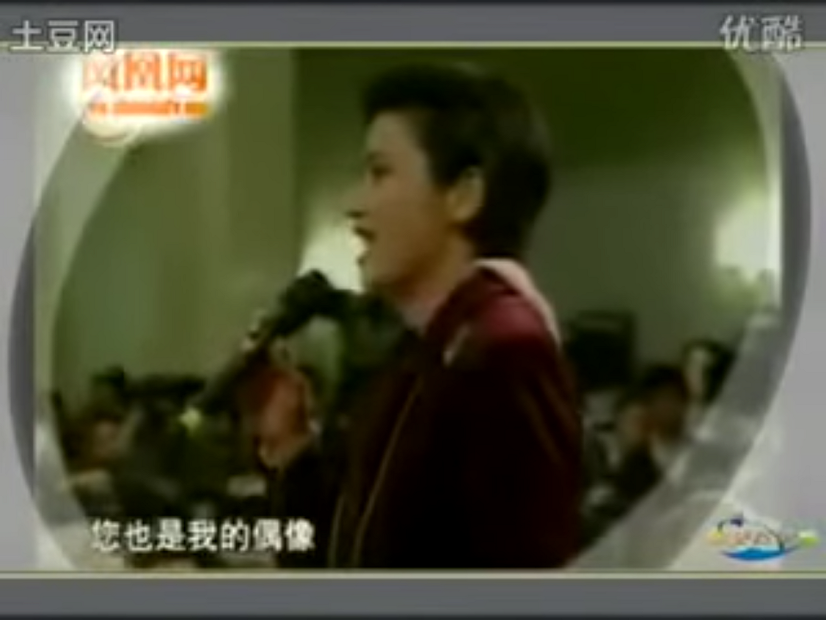 吳小莉一時受寵若驚，，不但先回以一句「謝謝朱總理」，並盛讚「您也是我的偶像」。然後才正式提問，機會難得，一次問了兩個問題。 圖：翻攝自Youtube