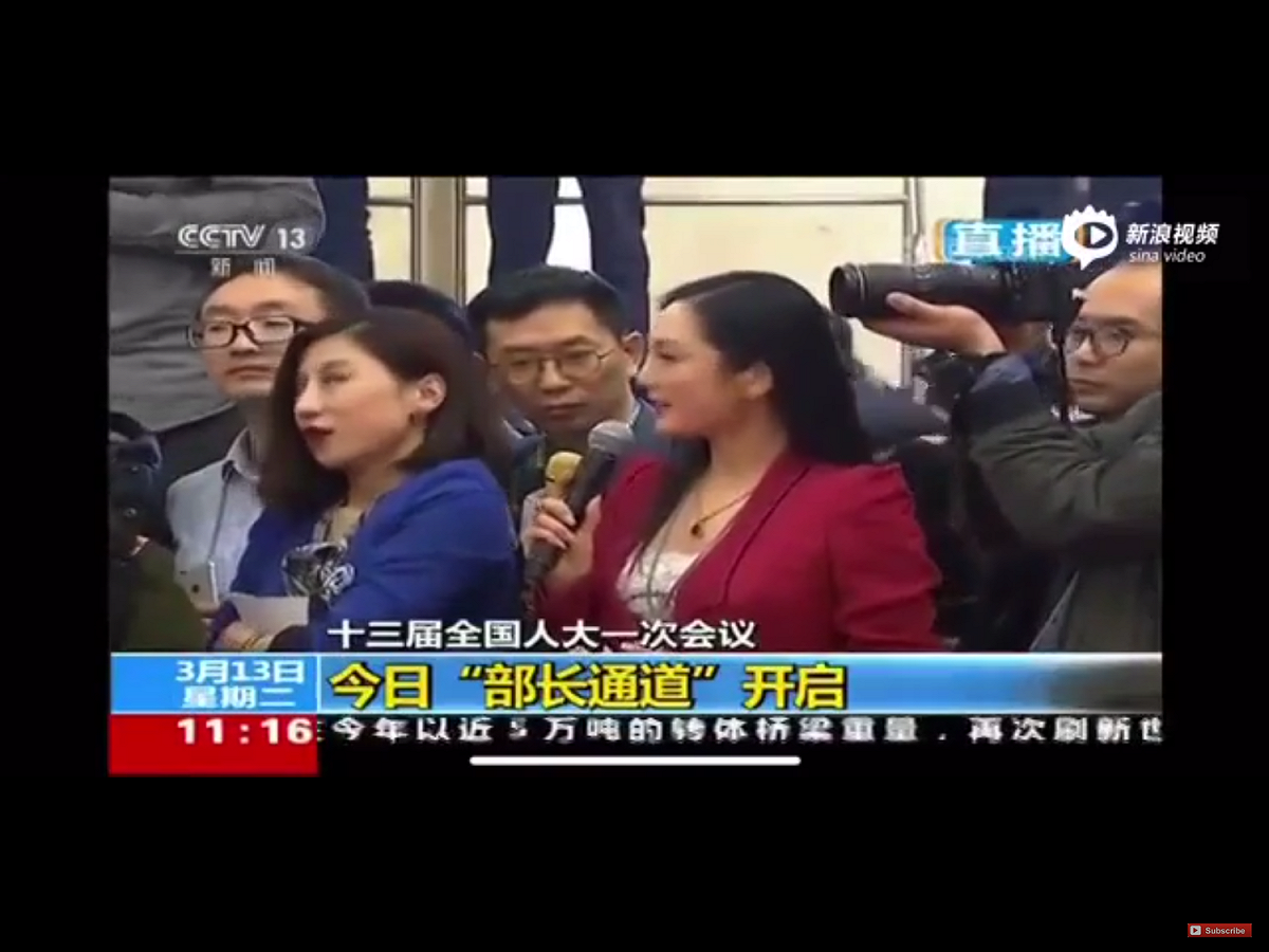 多年來，「紅衣女記者」一直是政協和人大兩會會場外，為人津津樂道的話題之一。而其中涉及女性新聞工作者在中國這個共產黨一黨專政體制下，媒體記者採訪高層權力運作時所無可迴避的性別困境及突破，如今因著一名「藍衣女記者」與同業較勁不耐煩下猛翻白眼， 讓原本發人深省的嚴肅話題受到關注，也算是今年北京政治季的一大驚奇。 圖：翻攝自Youtube