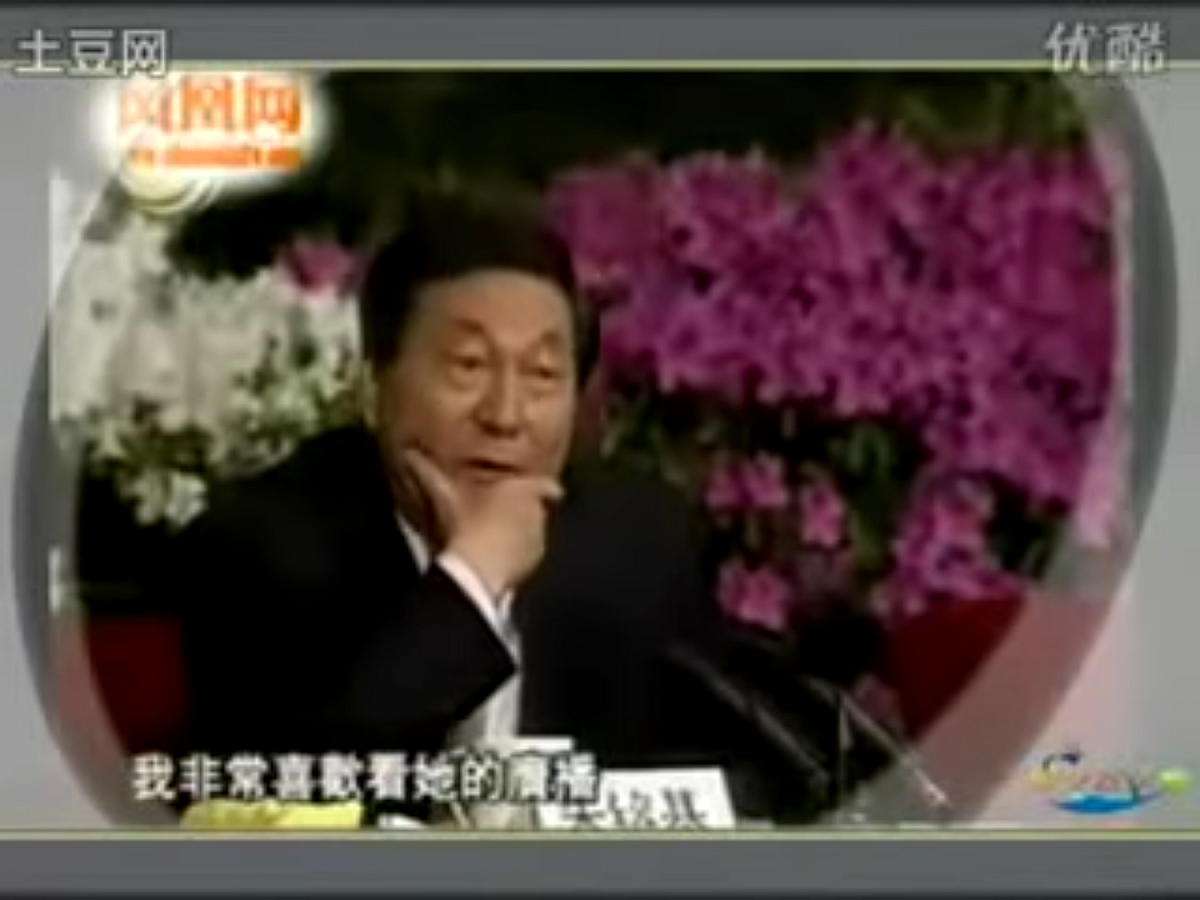 時任中國總理朱鎔基在例行的全國人大閉幕新聞記者會上，面對台下幾百名中外記者，伸手點名身著紅衣的鳳凰衛視女記者吳小莉，開口便稱「你們照顧一下鳳凰衛視台的吳小莉小姐好不好？我非常喜歡她的節目」。 圖：翻攝自Youtube