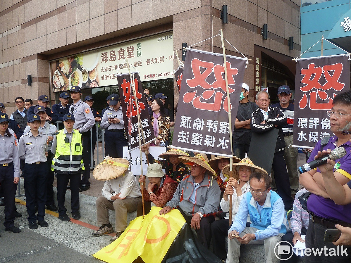 行政院退輔會與環保公司合作，要在台南市龍崎區牛埔里推動事業廢棄物處理中心，台南鄉親今(14)日下午到民進黨中央所在的大樓下持布條抗議。 圖：謝莉慧/攝