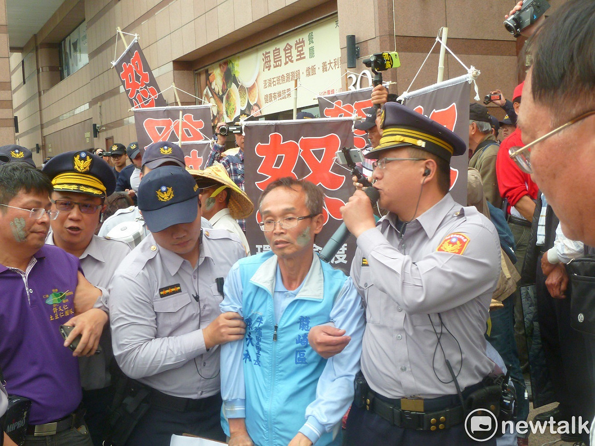 因為抗議者的年紀都很大，警方採柔性勸離的方式，讓他們離開大門口，移至旁邊的紹興北街角落。 圖：謝莉慧/攝