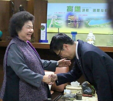 民進黨高雄市長提名人陳其邁今(14)天到高雄市政府拜訪市長陳菊，兩人相見歡。陳其邁表示，菊姐執政12年，這次來拜會是特地來學習的，且見到菊姐，陳其邁彎腰90度致意。 圖：金名/攝
