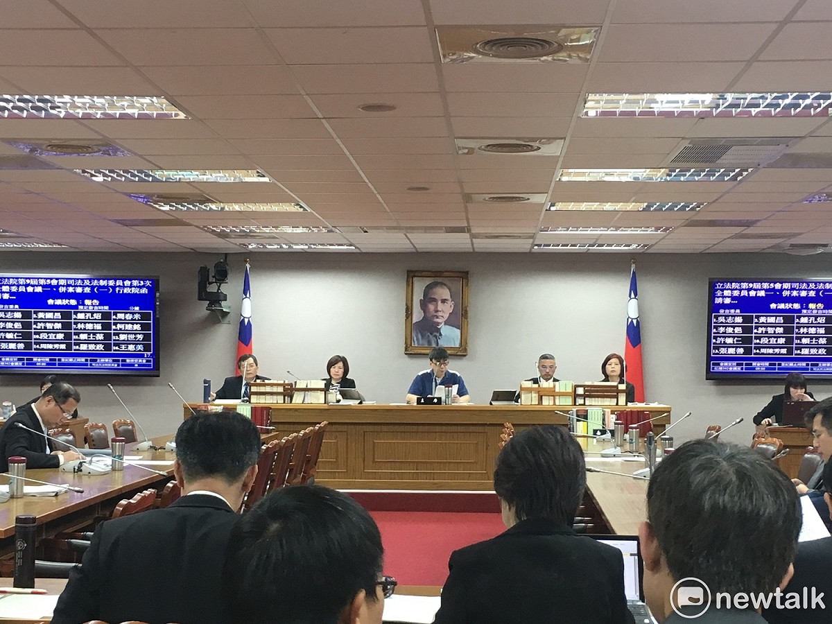 立法院司法及法制委員今（14）日進行國家機密保護法部分條文修正草案初審，規定涉密人員出境管制需經過主管機關首長核准，但管制時間不得超過6年。 圖：黃韋銓/攝