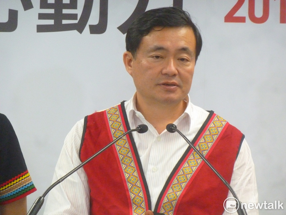 面對國民黨宜蘭縣參選人、羅東鎮長林姿妙的基層強勢，民進黨秘書長洪耀福則說，林姿妙「看似強但其實不強」，「連公文都看不懂、不會看，要別人幫忙看」。 圖：謝莉慧/攝