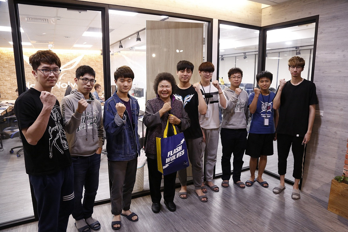 今（14）日高雄市市長陳菊到台中參加活動，專程繞到了台灣職業電競隊伍閃電狼的基地進行探訪。 圖：閃電狼/提供