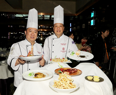 台北米其林指南14日正式出爐，唯一一家三星餐廳由君品酒店頤宮中餐廳獲得，餐廳行政主廚陳偉強（右）、陳泰榮（左）受訪時，對於獲獎異口同聲地笑說「很開心」。 圖 : 中央社
