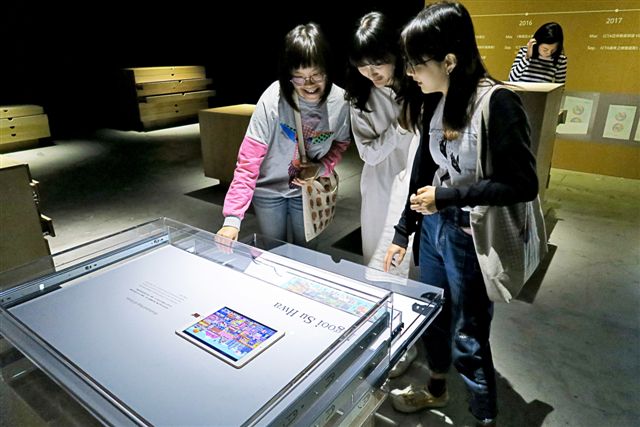 駁二-遺珠之憾2：「遺珠之憾」的展覽空間看不見任何一件作品，只有一個個抽屜櫃矗立其中，上百個抽屜散落其間。圖；高雄市文化局提供

駁二-遺珠之憾：俯身彎腰打開抽屜，才能欣賞到設計師的遺珠作品，會讓人有驚喜。 圖 : 高雄市文化局/提供