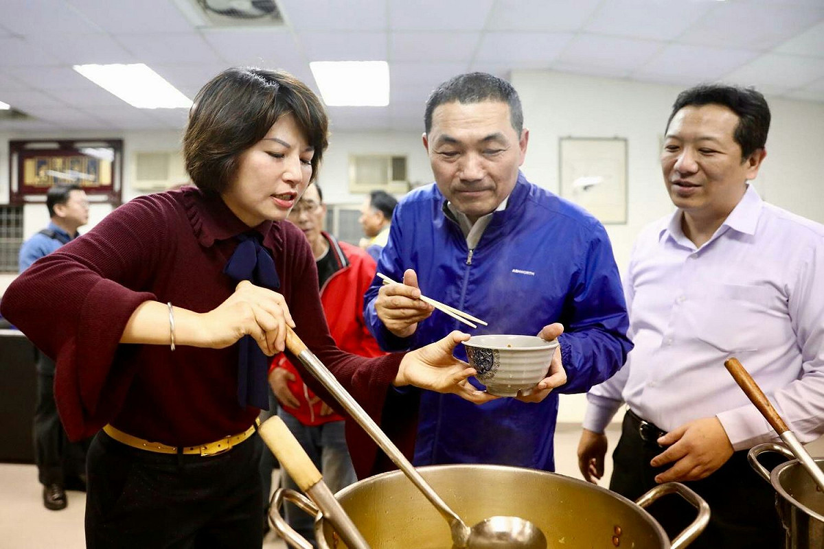 投入國民黨新北市長初選的侯友宜，今天（14日）下午前往汐止區拜會議員白珮茹。 圖 : 侯友宜競選辦公室/提供