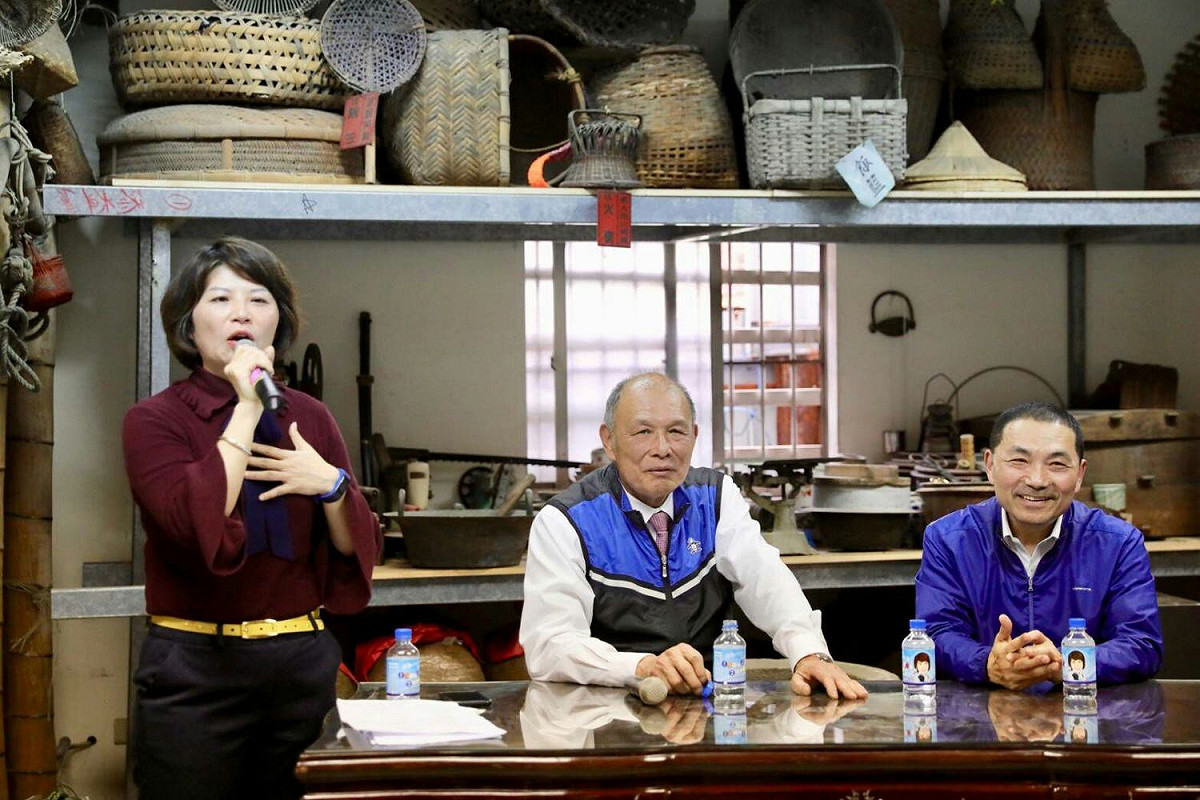 白珮茹送上3樣禮物，包括自種的有機包種茶、肉包和越南新住民親手包的方形粽，預祝侯友宜「包中」高票當選。 圖 : 侯友宜競選辦公室/提供