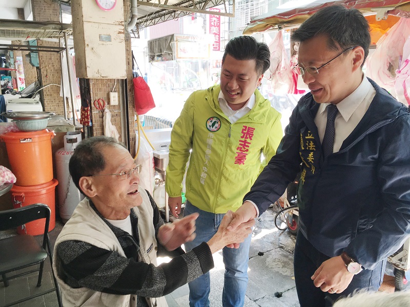 趙天麟特地在市議員民調前陪張志豪拜票。 圖：張志豪/提供