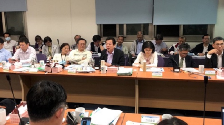 環保局長劉和然為新北市民發聲，表達新北市府不反對興建電廠，但拒絕台電將燃煤發電作為唯一選項。 圖：新北市政府提供