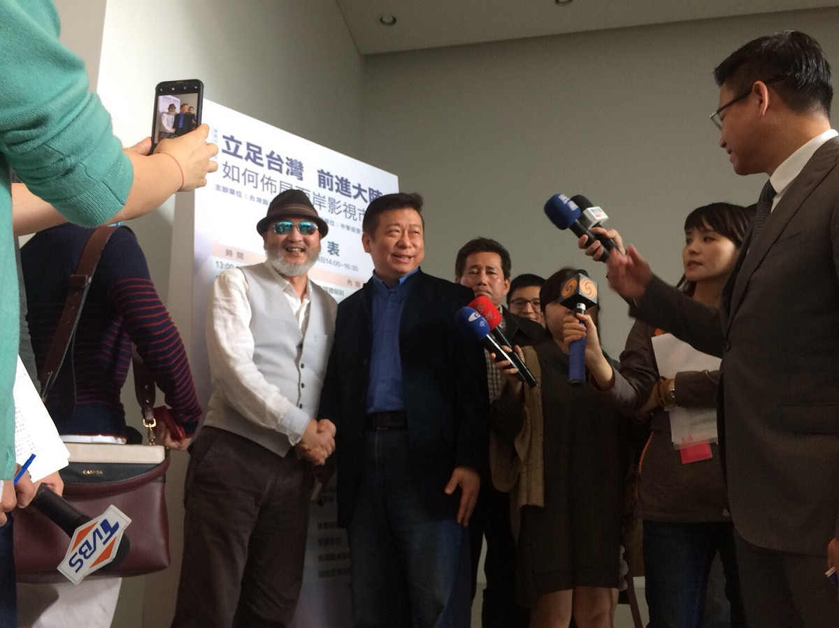 表態參選台北市長、前陸委副主委張顯耀今天下午以「台灣圓桌論壇」理事長的身分，召開「立足台灣，前進大陸，如何布局兩岸影視市場」座談會。 圖：張顯耀辦公室提供