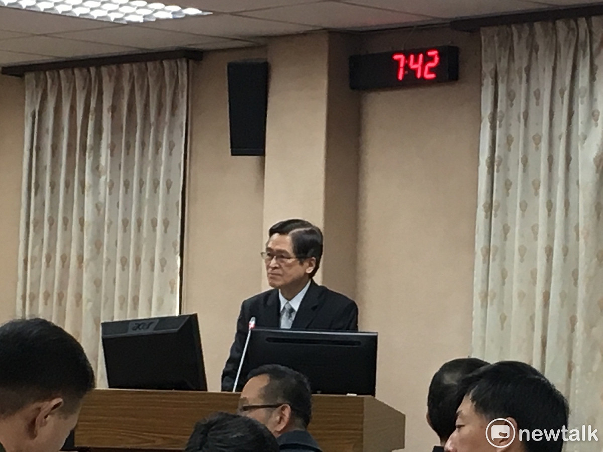 媒體報導，國防部預計明年推行全募兵制，但目前仍有三萬缺口。對此，國防部長嚴德發今（15）日早上受訪時否認，距離目標還有1萬人。 圖：黃韋銓/攝