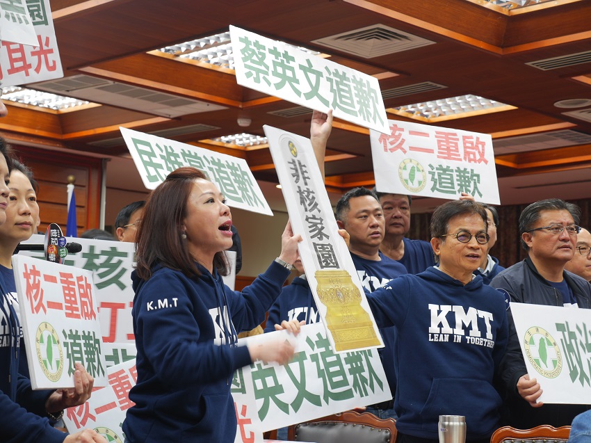 為抗議核二廠2號機再轉，國民黨團近20名立委上午聚集於立法院教育文化委員會，手持告示牌，高聲疾呼「非核家園，自打耳光」、「沒有道歉，沒有重啟」，更要求蔡英文總統應向全民道歉。 圖：趙婉淳／攝