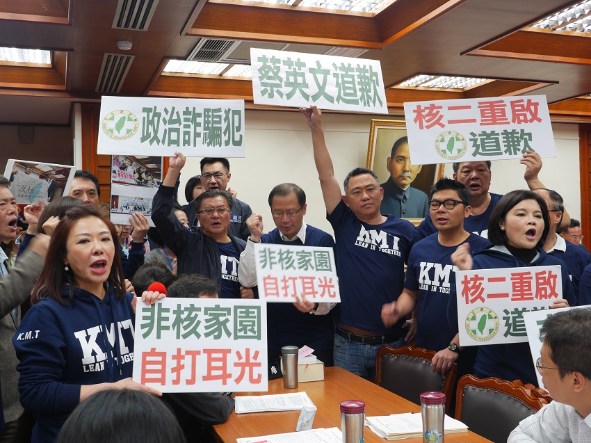 為抗議核二廠2號機再轉，國民黨團近20名立委上午聚集於立法院教育文化委員會，手持告示牌，高聲疾呼「非核家園，自打耳光」、「沒有道歉，沒有重啟」，更要求蔡英文總統應向全民道歉。 圖：趙婉淳／攝