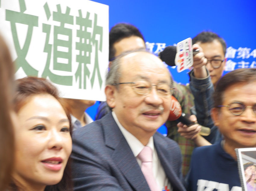 國民黨立法院黨團書記長李彥秀更直接拿著「民進黨非核家園神祖牌」，往柯建銘方向走去，國民黨團也簇擁而上，把柯建銘包圍住，一度讓柯支吾其詞。 圖：趙婉淳／攝