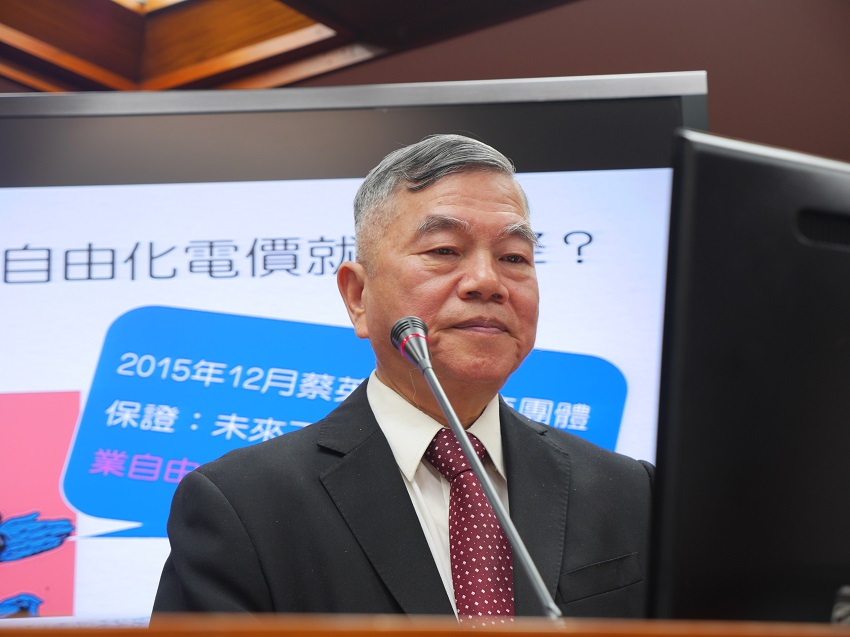 經濟部長沈榮津否認廢核跳票質疑，重申核一二三廠會如期除役，核四不運轉。 圖/趙婉淳攝