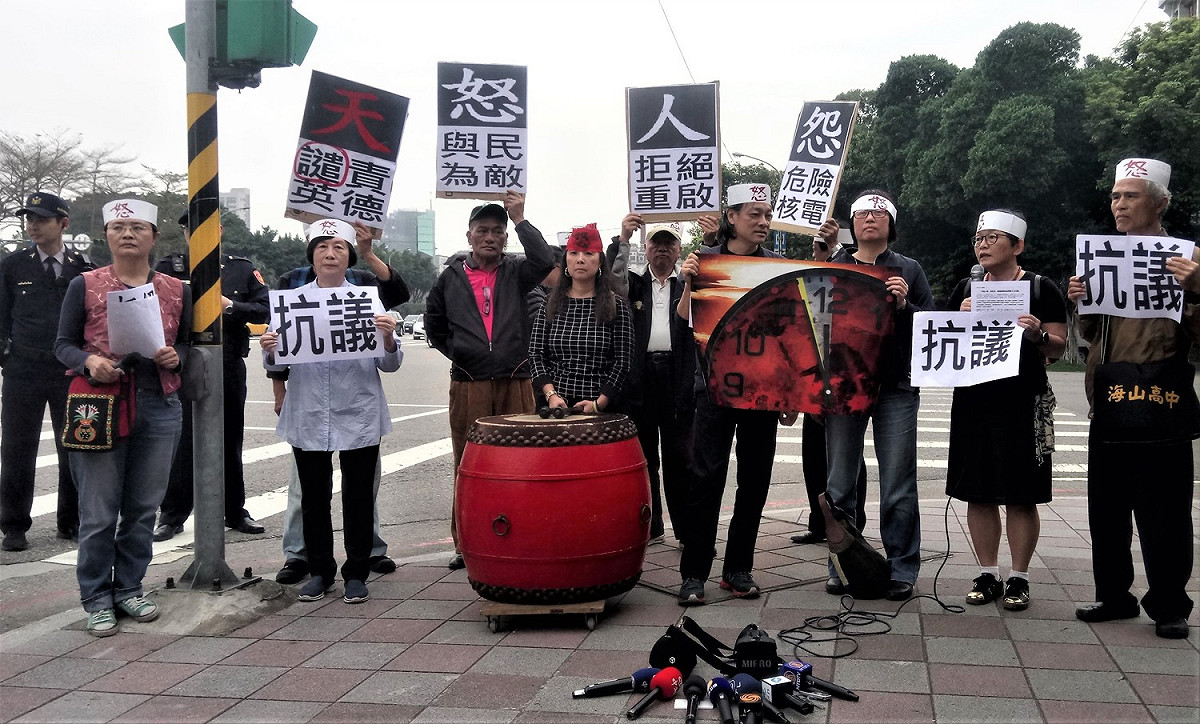 重啟核2，12個關心環保公民團體，今天（15日）上午在凱道前召開記者會抗議，民進黨二次執政，高舉「非核家園」旗幟，屢次背棄對人民承諾。 圖:林瑞珠／提供